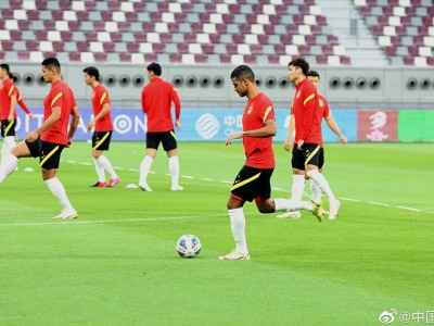 国足进行对阵日本队赛前官方训练，32名球员全部参加