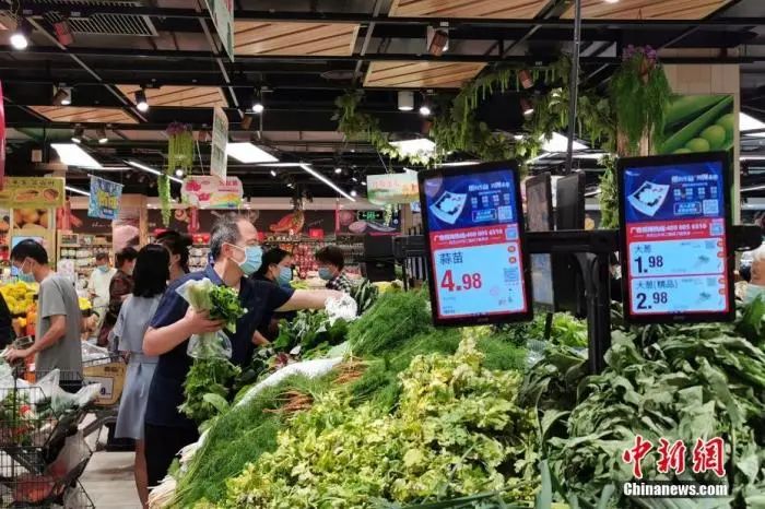 河南省郑州市的市民在一家大型超市选购蔬菜。中新网 资料图