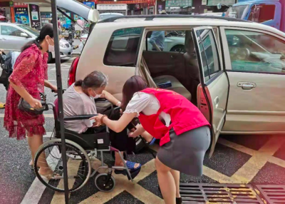 坂田街道：专车接送老人接种疫苗