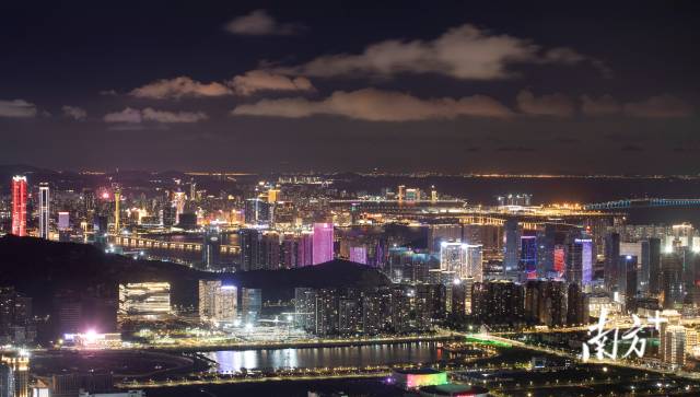 珠海横琴与澳门的夜景璀璨夺目。 
