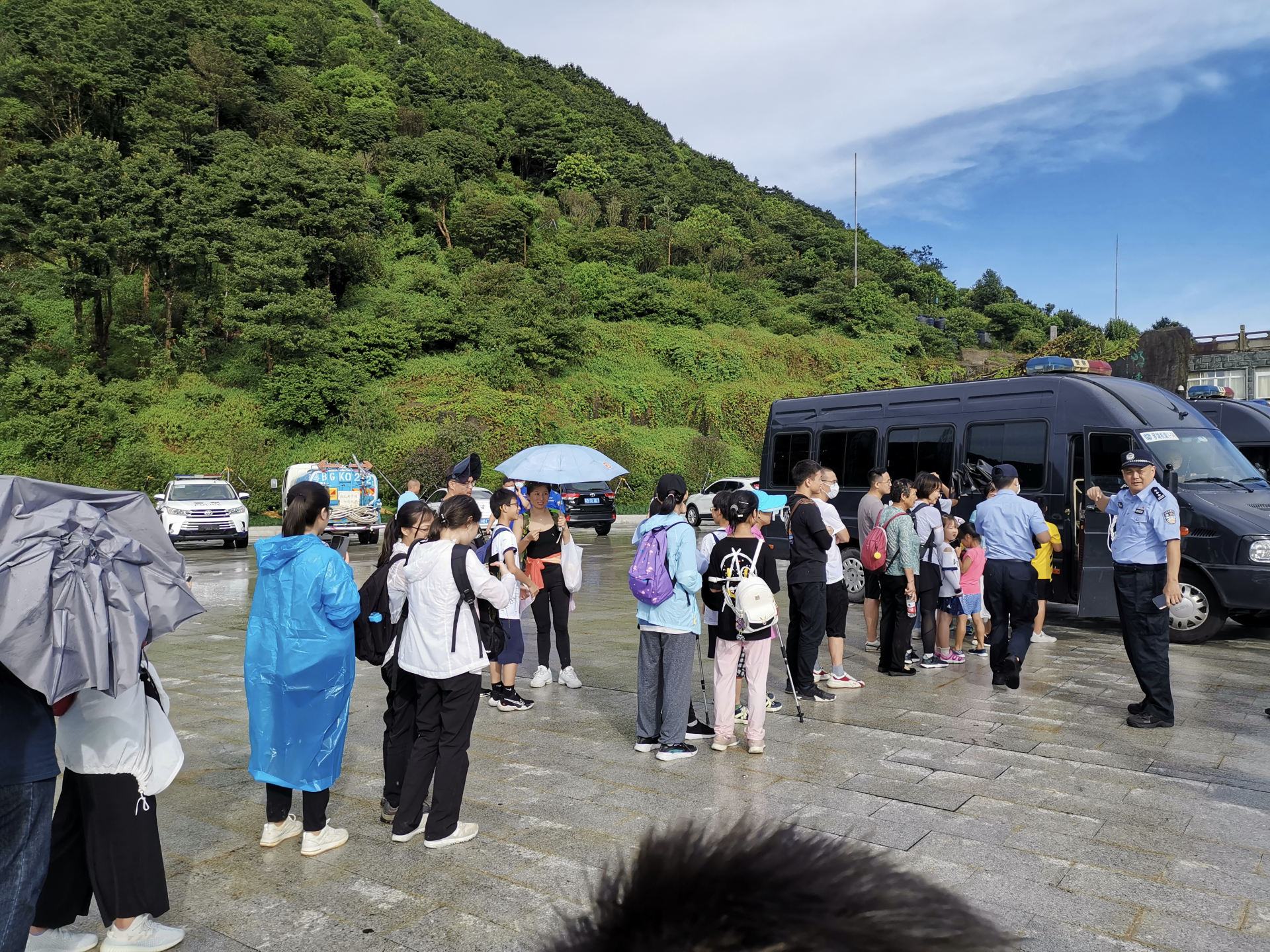 雷雨天游客被困梧桐山，罗湖警方奋力救援