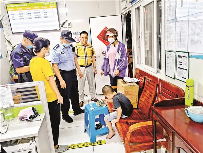 特殊儿童误登上公交 警民接力夜寻其父母