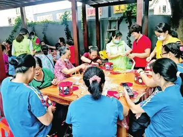 灯笼闹中秋 关爱暖人心