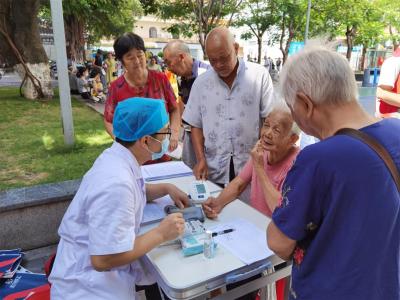 马田街道暖心服务全力做好老年人疫苗接种工作              