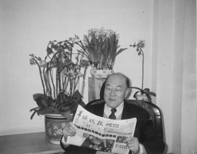 杨奇同志生前在家里读报