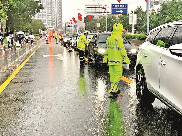 光明交警“小黄人”连成雨中最美风景线