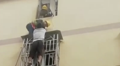 惊险！深圳一女童四楼窗台摔至三楼顶棚 热心市民徒手攀爬救人