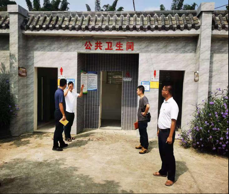 上护镇：厕所换新颜 美丽新农村