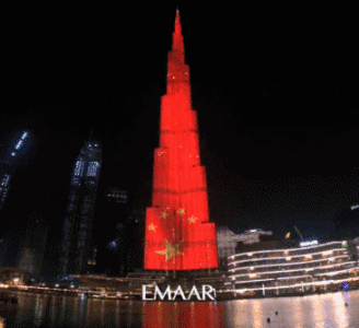 ​世界第一高楼迪拜哈利法塔点亮中国红，祝贺新中国成立72周年 