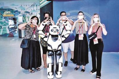 优必选机器人亮相迪拜世博会中国馆，向世界展示中国智造与科技创新的最新成果