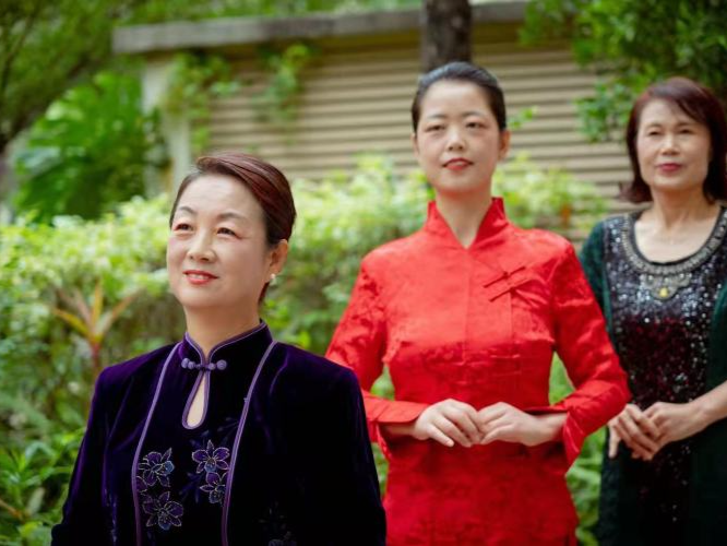 旗袍礼服交相辉映，茗茶咖啡香气交织，坪山街道行政路片区活跃着一群“国际文化交流大使”