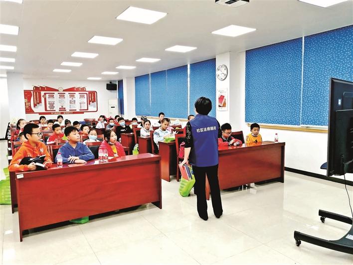 石岩社区举办法治讲座 律师讲解年龄在法律上的意义