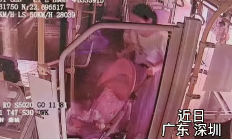 女乘客推婴儿车乘公交 司机全程护送上下车