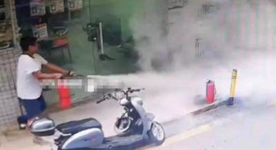 坂田街道：电单车突发起火 网格员及时处置  