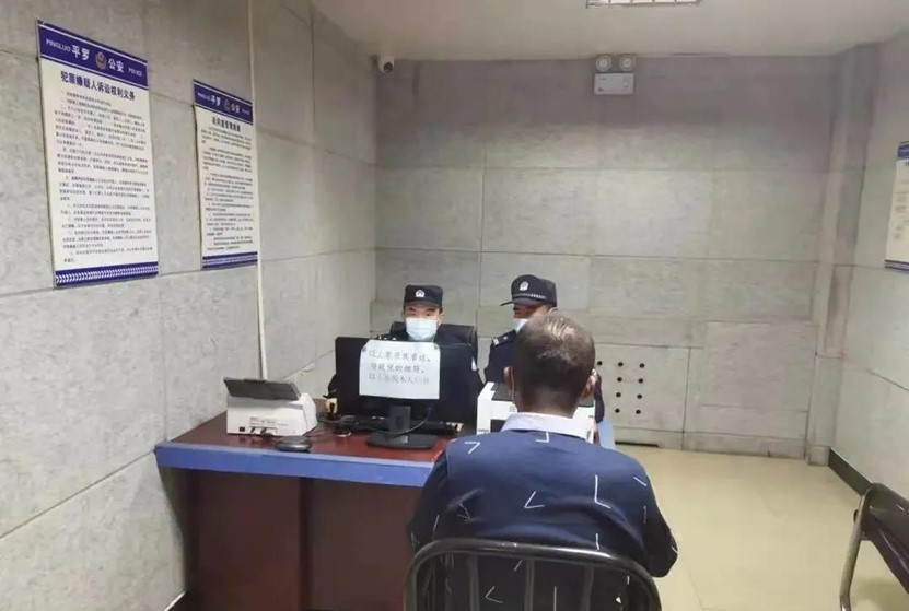 隔离人员为赚流量在毛坯房内直播还造谣被处罚！