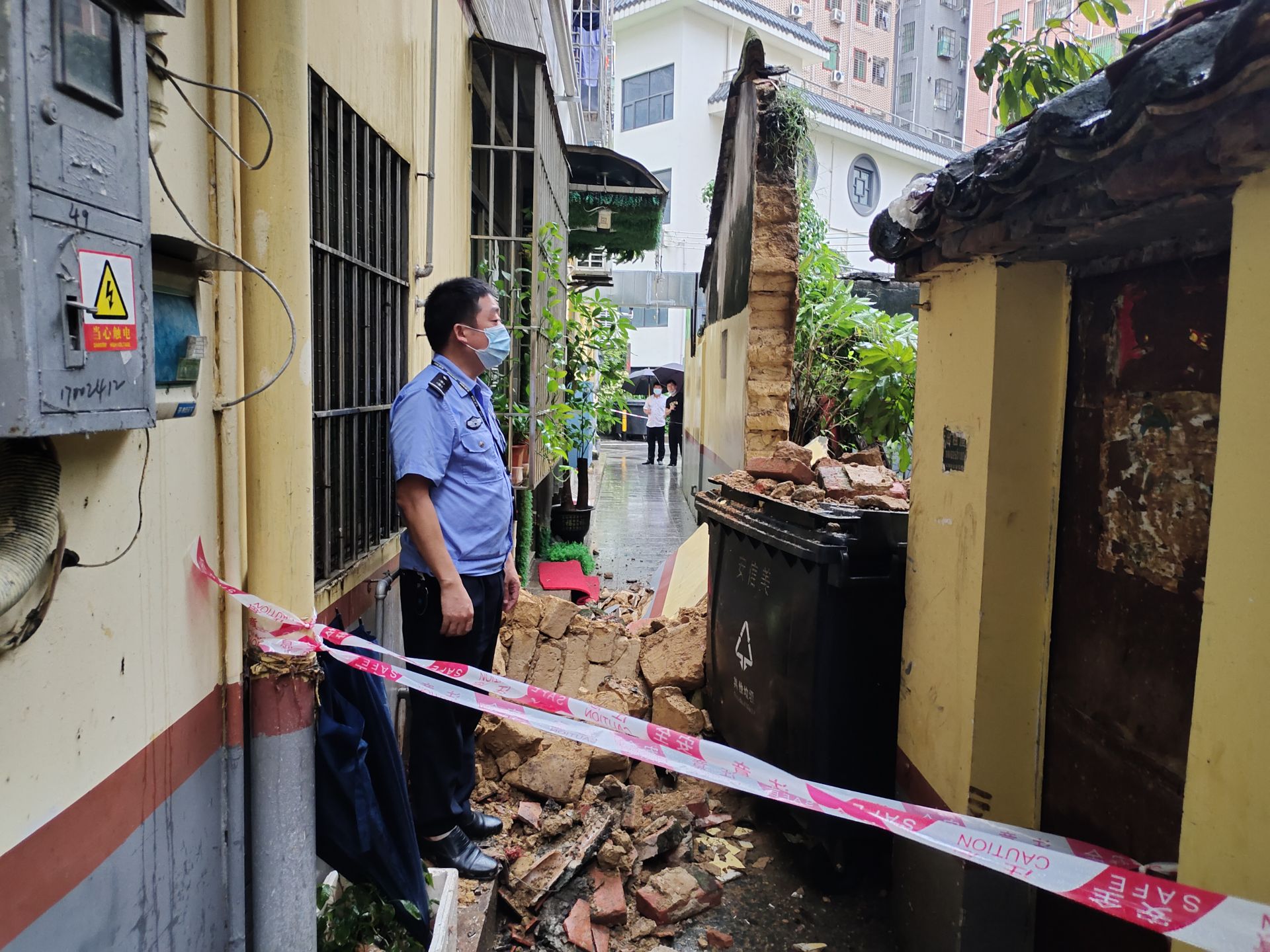 凤凰街道：强风雨致危房倒塌 网格管理员及时处置保安全
