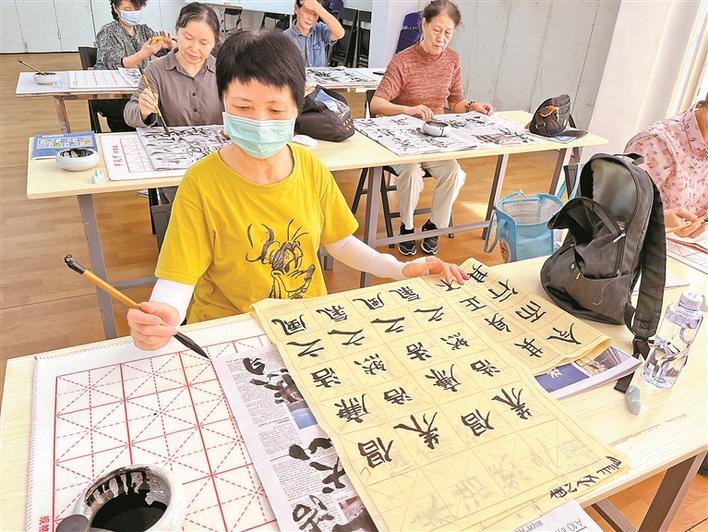罗湖区玉龙社区举办廉政文化书法活动