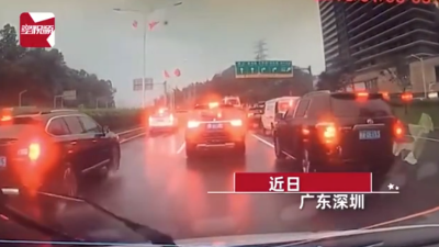 深圳司机停车捡起掉落地上的国旗，后方车辆无人鸣笛催促