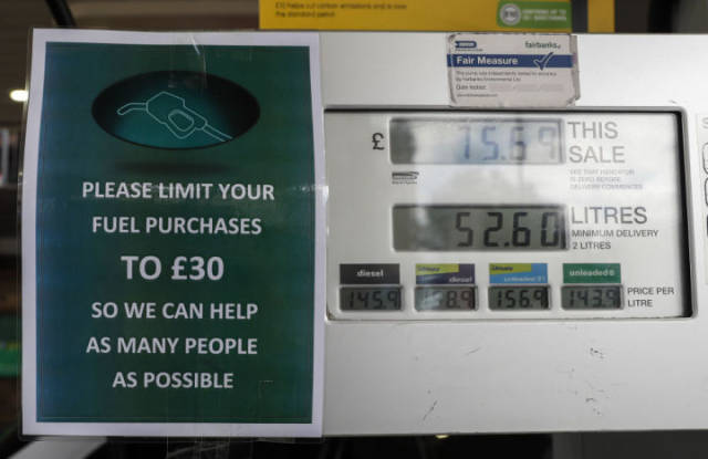 9月27日，伦敦一加油站内，一台加油机上贴着限购告示。（新华社记者韩岩摄）