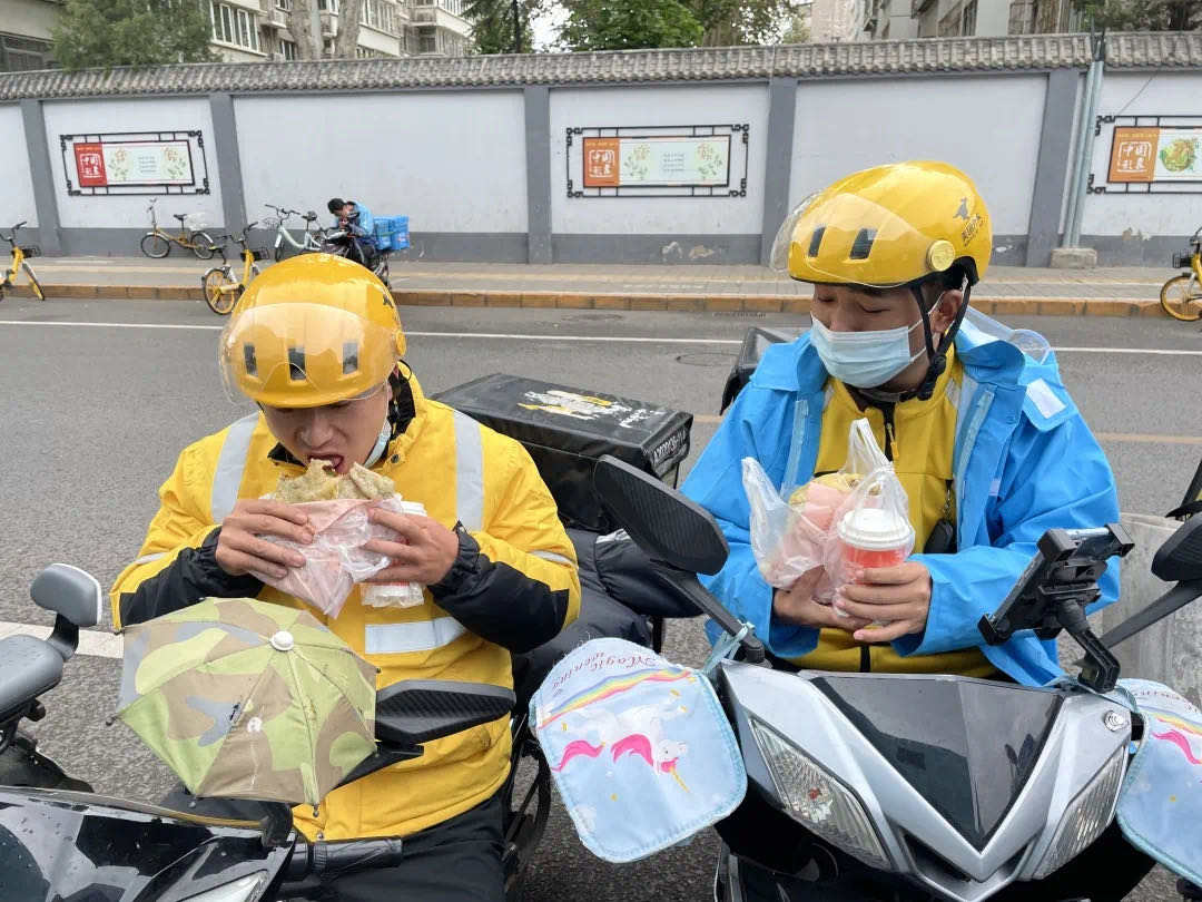 外卖骑手为你我送餐，他们在哪儿吃饭？