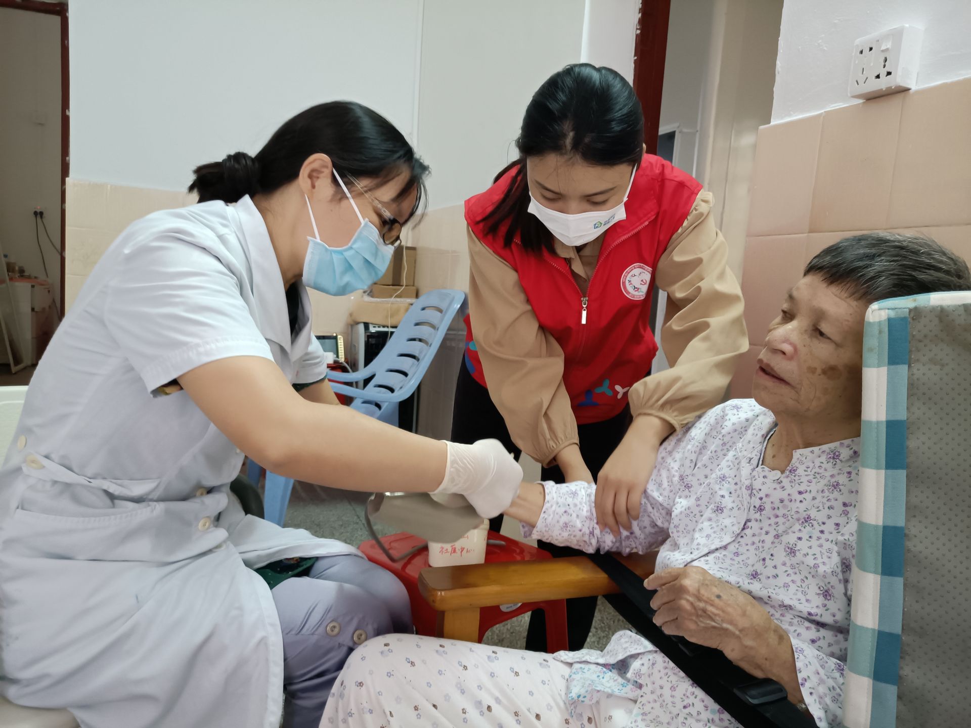 坪山：九九重阳节，社区上门义诊暖人心