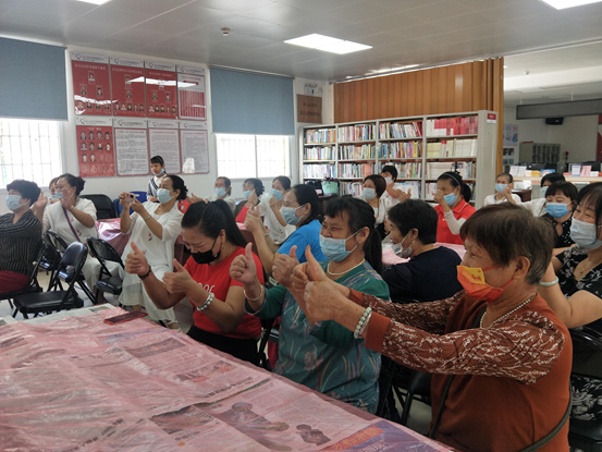促长者互动，拼无限创意 应人石社区邀长者做水果拼盘
