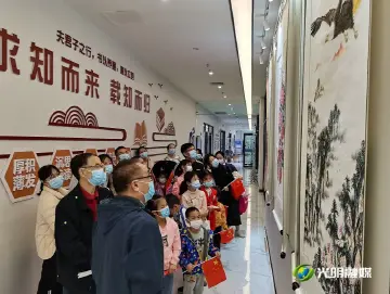 光明街道20对亲子“赏红色书画，观红色电影，学百年党史”