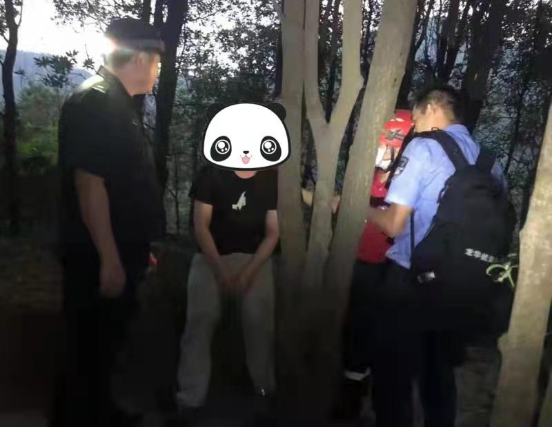 男子跟母亲争吵后负气离家走失深山，百余警力27小时接力搜寻