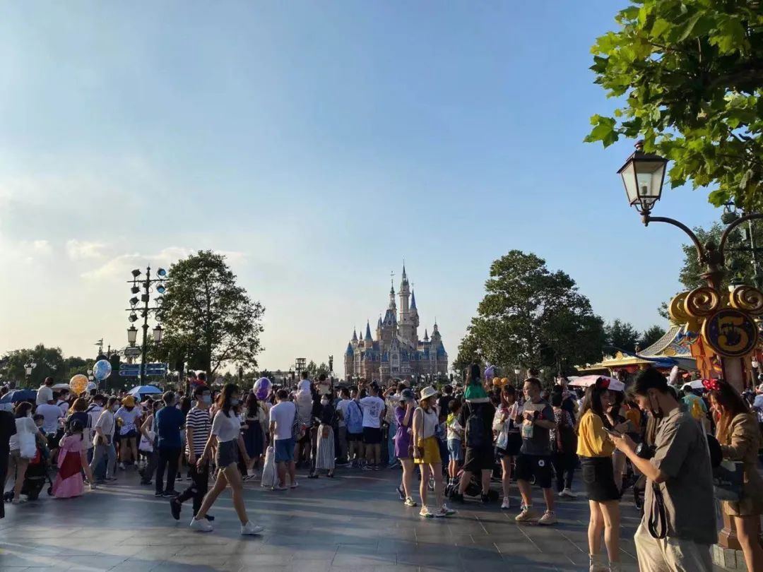 一游客在上海迪士尼排队时突然昏倒，抢救无效身故