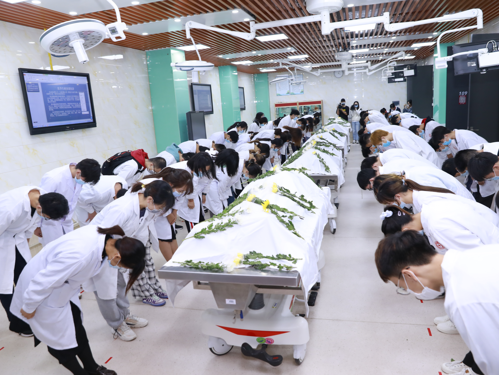 “不能敬孝，但是我没有给你丢脸”......这堂无语体师教学公开课令人泪目