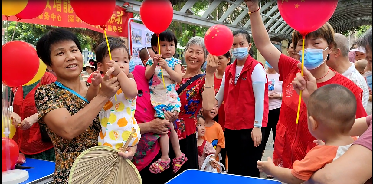 秀达人风采，迎盛世国庆！塘尾社区妇女精心制作国庆主题气球