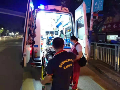 深圳一男子公交上突然晕倒不醒，司乘人员紧急救助