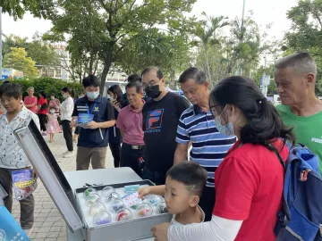 光明街道300余名居民体验禁毒VR 用行动摆出无毒人生姿态