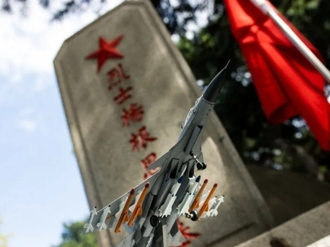 杨根思烈士墓前，多了一架“歼-15”