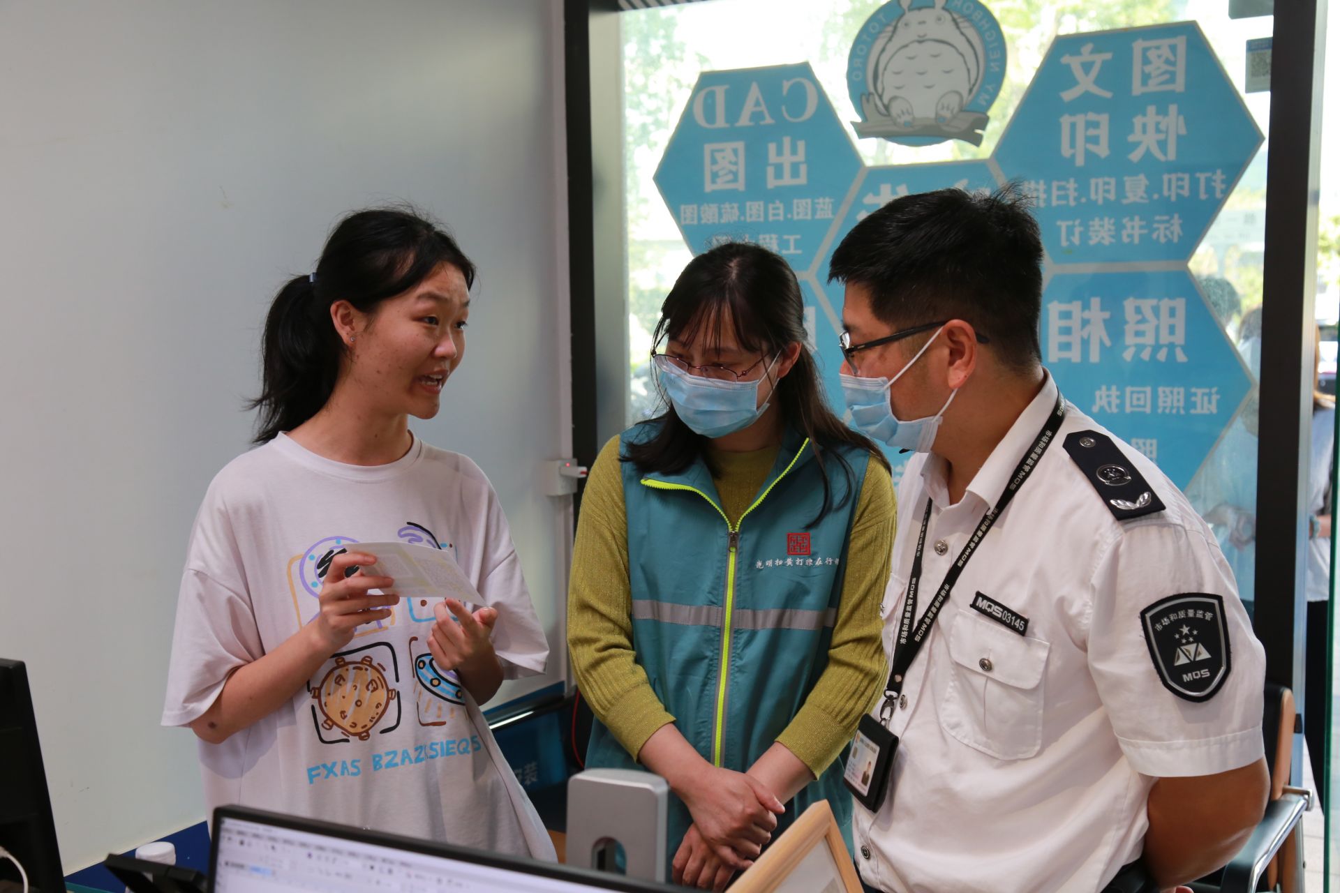 凤凰街道“扫黄打非”专项行动专项核查特定广告行业场所