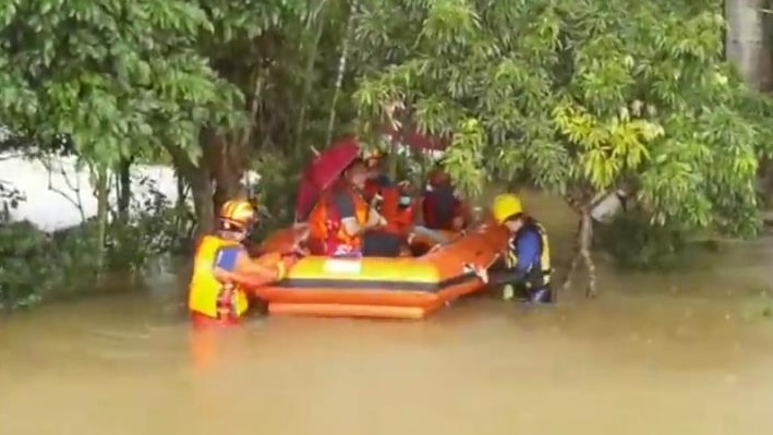 暴雨积水12人被困，高速路滑两车相撞，深圳消防及时救援