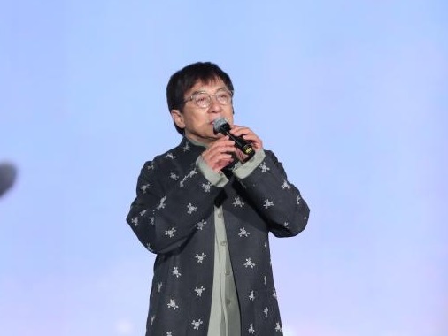 顶流明星向短视频迁徙又一例：成龙今日入驻快手