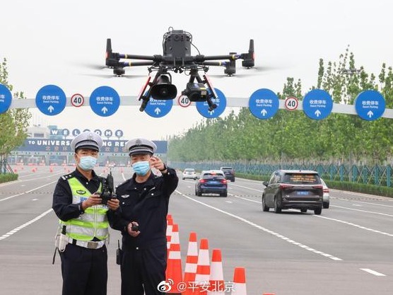 国庆期间北京环球度假区交通压力大，交管部门出动警用无人机 