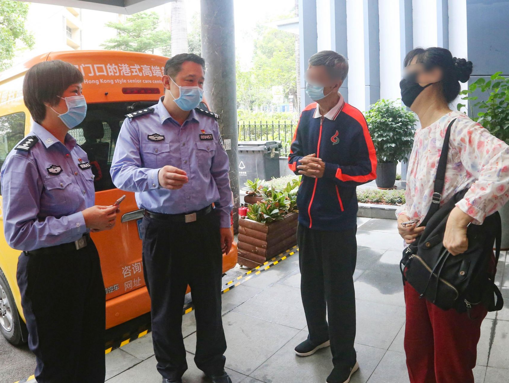 我为群众办实事｜民警为老人提供“跑腿”上门办证服务  