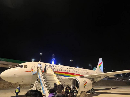 同班旅客机上突发身亡，多位中转旅客行程被耽误，航空公司该不该负责？