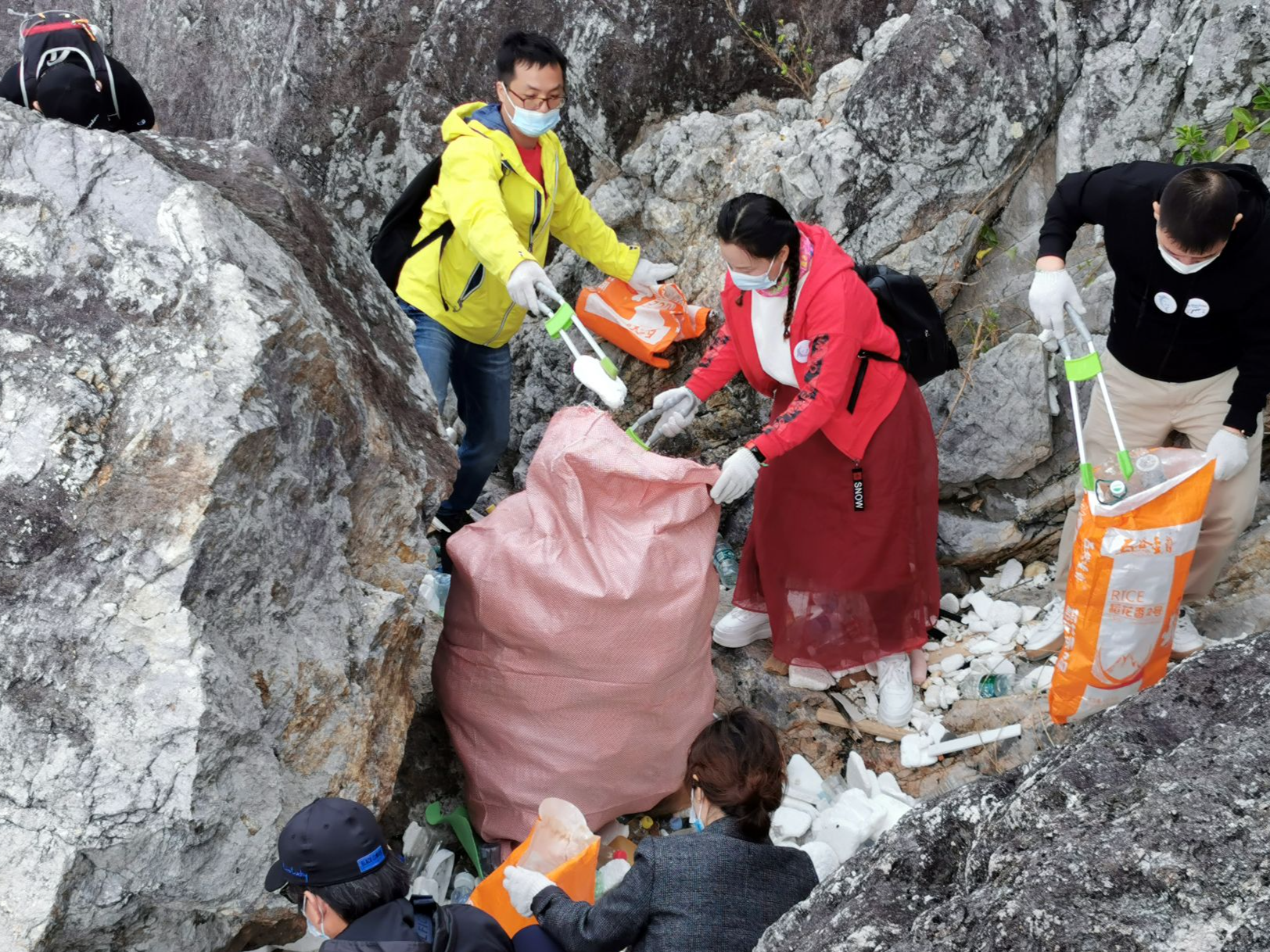 爬山涉水清理海岸垃圾！深圳这群环保志愿者一天背走了280公斤垃圾