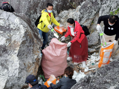 爬山涉水清理海岸垃圾！深圳这群环保志愿者一天背走了280公斤垃圾