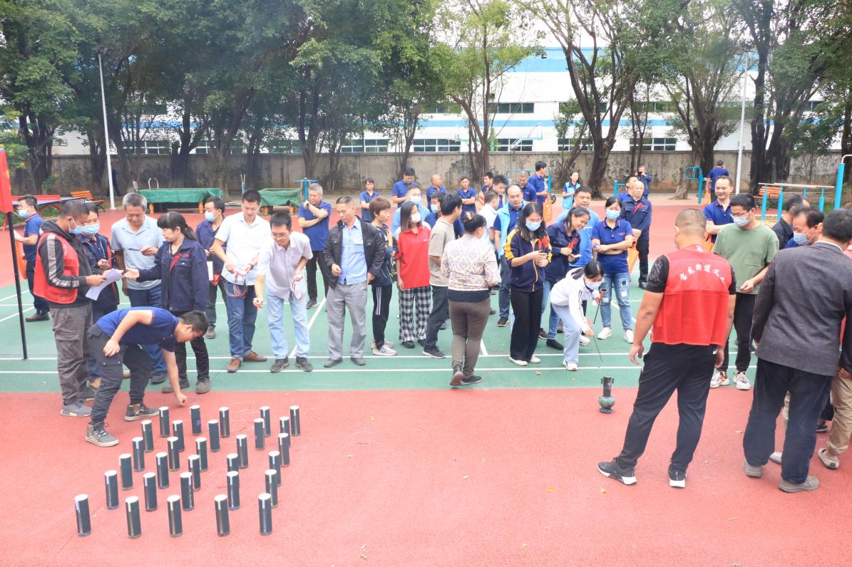 将法律知识融入游戏中，宝龙街道司法所开展普法宣传进厂区活动