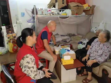 爱满重阳节 李松蓢社区党委暖心慰问百岁老人  