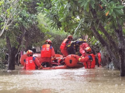 现场视频！暴雨积水致9人被困，消防员穿过1.5米积水紧急救援