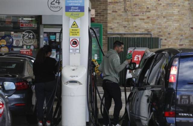9月27日，人们在英国伦敦一家加油站加油。（新华社记者韩岩摄）