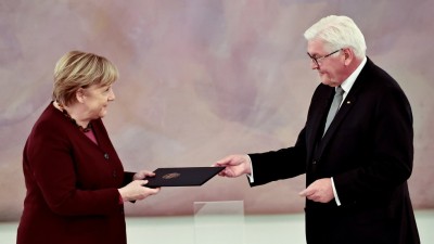 德国总统向默克尔递交任期结束通知，默克尔正式卸任总理 