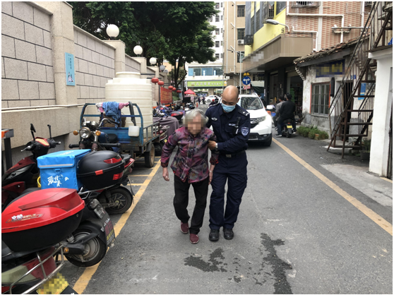 八旬老人出门散步忘了回家路，光明巡逻警力上演暖心一幕！