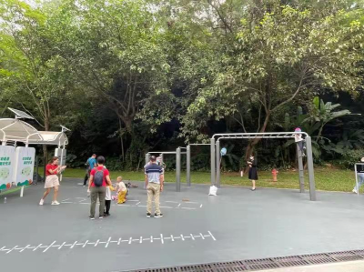莲花山公园新增了室外智能健身房，周末成市民热捧打卡点