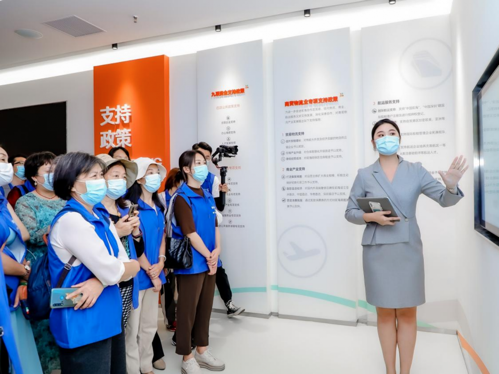 百位市民走进前海感受前海日新月异的变化和发展